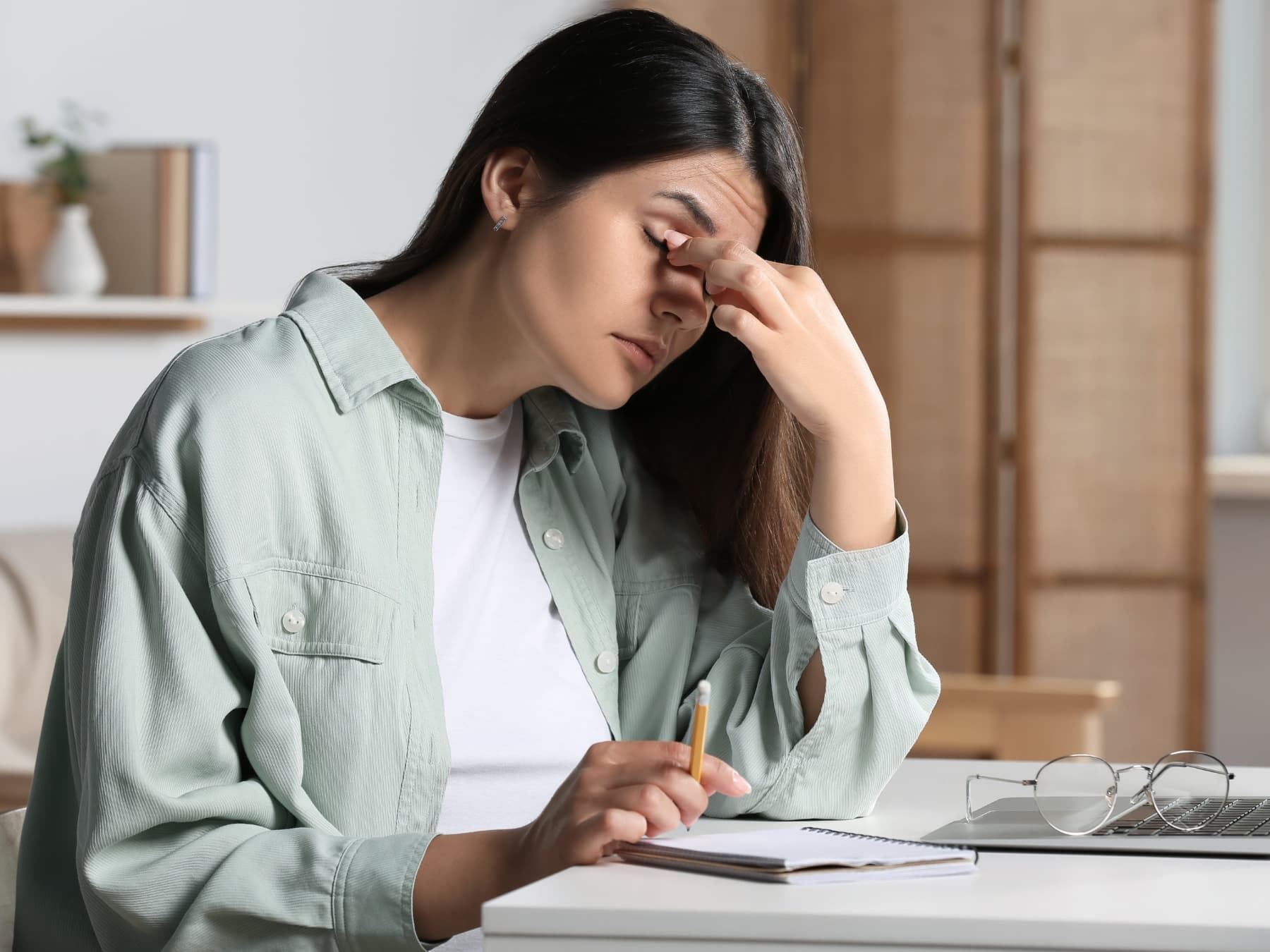 Augenzucken: Warum es entsteht und wann ein Arztbesuch sinnvoll ist